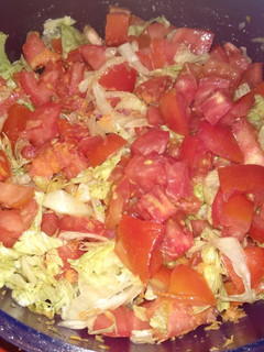 Una foto de Ensalada de tomate lechuga y zanahoria