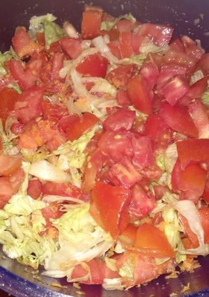 Una foto de Ensalada de tomate lechuga y zanahoria