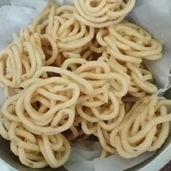 A picture of Urad dal chakli.