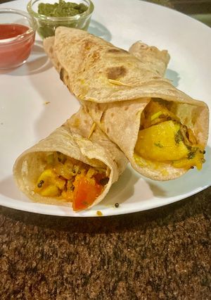 अचारी आलू रोल (achari aloo roll recipe in Hindi) रेसिपी मुख्य फोटो