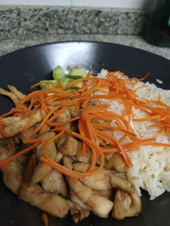 Una foto de 🍚 Bowl de arroz y pollo