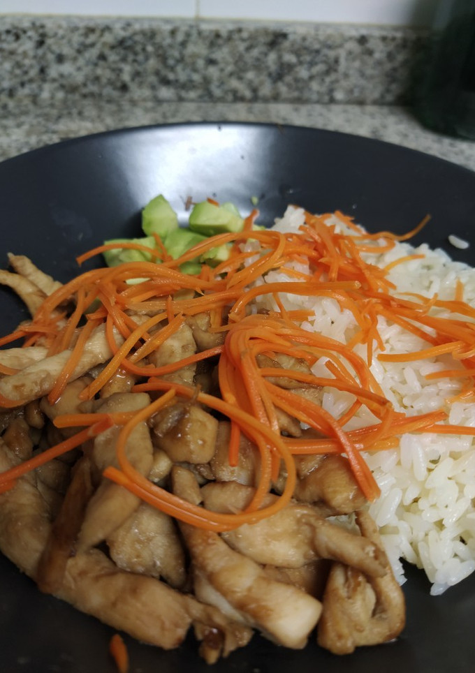 Una foto de 🍚 Bowl de arroz y pollo