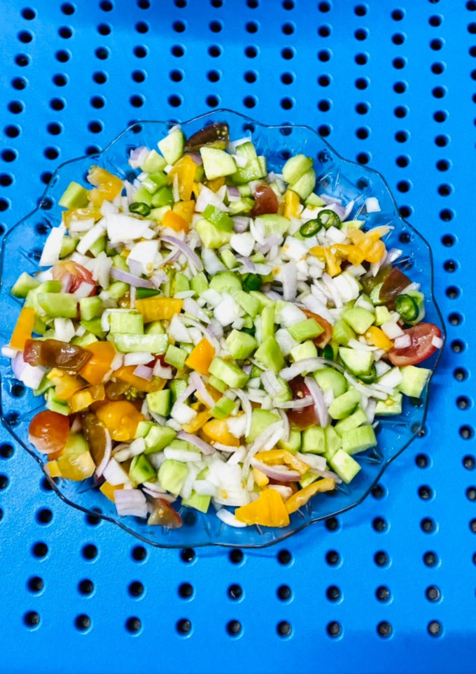 A picture of Chopped onion,Tomatoes and cucumber salad.