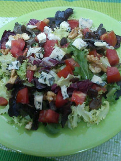 Una foto de Ensalada de queso azul con vinagreta de nueces