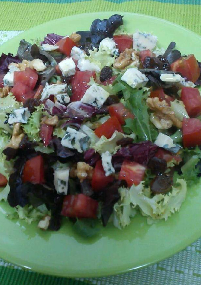 Una foto de Ensalada de queso azul con vinagreta de nueces