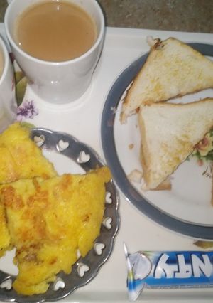 A picture of Bread sweet omlet and chicken sandwiches 😋🥪.