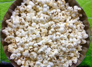Una foto de Pochoclos dulces sin aceite en microondas🍿😋