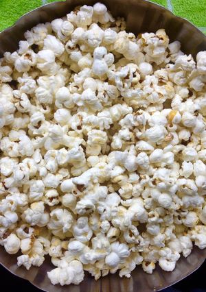 Una foto de Pochoclos dulces sin aceite en microondas🍿😋