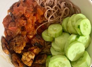 Hình của món Bún gạo lứt sốt cà chua+ ức gà + dưa leo(eat clean+giảm cân).