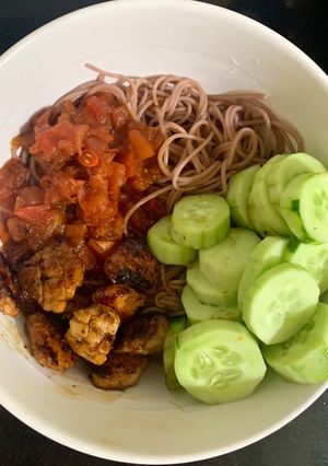 Hình của món Bún gạo lứt sốt cà chua+ ức gà + dưa leo(eat clean+giảm cân).
