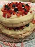 Pavlova com frutas vermelhas