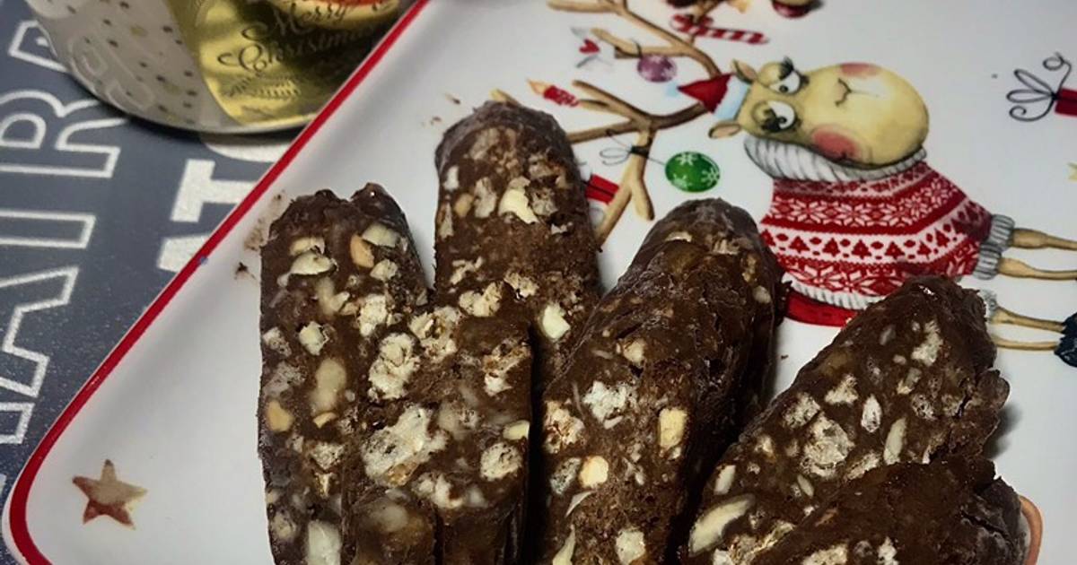 Шоколадная колбаска. Шоколадная колбаса из печенья и какао классический. Сливочная колбаса из печенья. Молочная колбаска сладкая. Шоколадная колбаса.