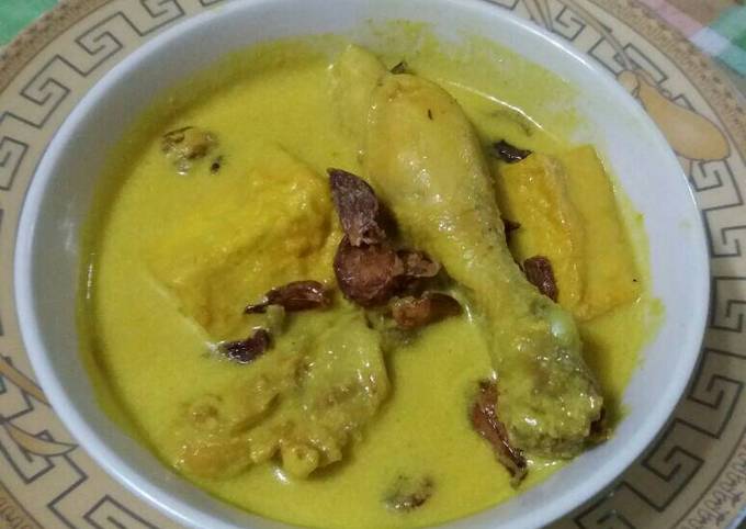 Opor ayam bumbu kuning