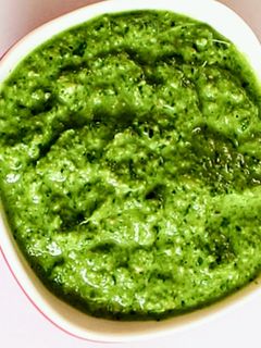 हरे धनिये की चटनी (hare dhaniye ki chutney recipe in Hindi) रेसिपी मुख्य फोटो