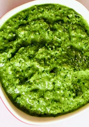 हरे धनिये की चटनी (hare dhaniye ki chutney recipe in Hindi) रेसिपी मुख्य फोटो