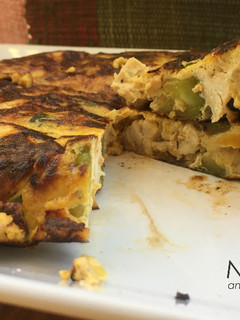 Una foto de Tortilla de pollo y verduras fit