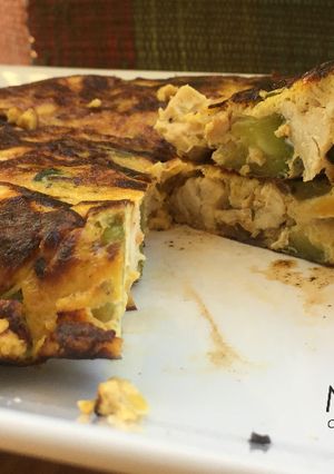 Una foto de Tortilla de pollo y verduras fit