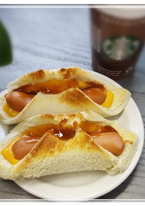 Hình của món Sandwich nướng cùng Xúc xích & Phômai.
