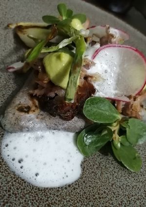Una foto de Carnitas estilo michoacan acompañada de una tetela