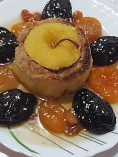 Una foto de Tajín lahlou con manzanas rellenas