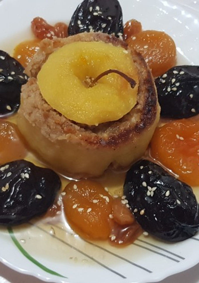 Una foto de Tajín lahlou con manzanas rellenas