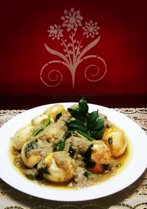 A picture of Egg Korma with curry leaves.