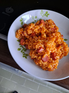 Una foto de Arroz con bacon y salchichas