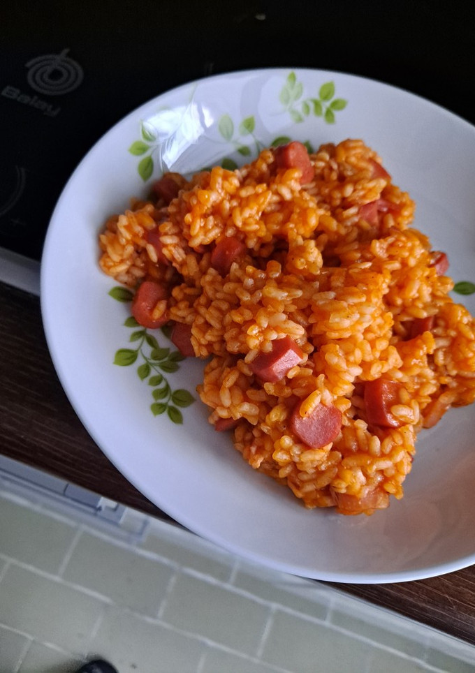Una foto de Arroz con bacon y salchichas