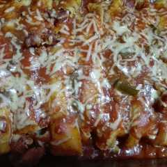 Una foto de Canelones de pollo, con salsa de chorizo de cerdo