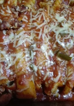 Una foto de Canelones de pollo, con salsa de chorizo de cerdo