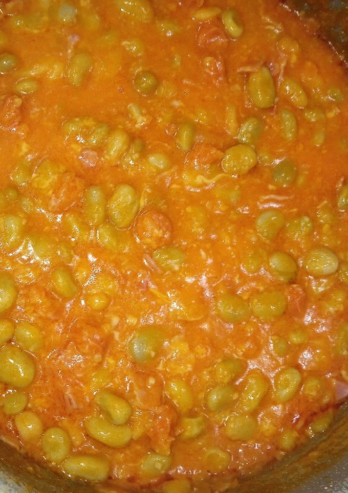 Una foto de Habas con bacon chistorra y patatas