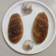 A picture of Wheat flour garlic bread.