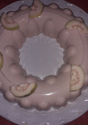 Una foto de Gelatina cremosa, de guayabas en almíbar