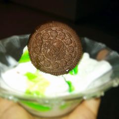 A picture of Vennila ice cream with biscuit and jelly.