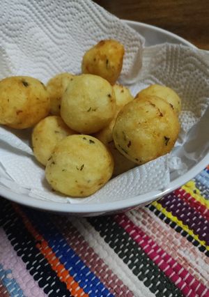 Una foto de Bolitas de papa y queso fritas