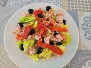 Una foto de ensalada de lechuga y pimientos