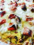 Pizza di zucchine con montasio e peperoni