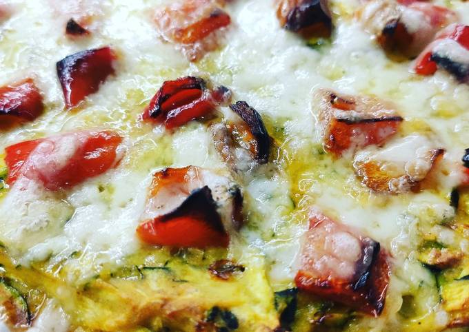 Pizza di zucchine con montasio e peperoni