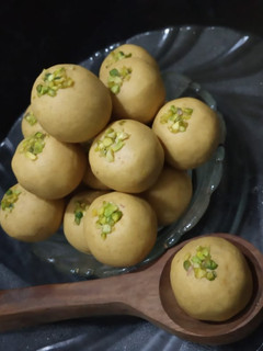 रवा बेसन लाडू (rava besan ladoo recipe in marathi) रेसिपी चे मुख्य फोटो