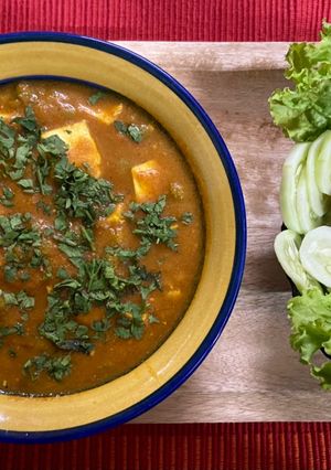 A picture of Matar Paneer.
