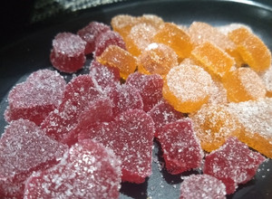 Una foto de Gomitas de gelatina de durazno y cereza