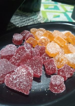 Una foto de Gomitas de gelatina de durazno y cereza