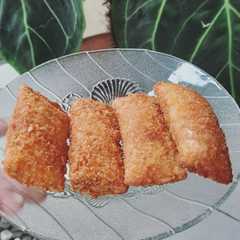 A picture of Risoles Mayo Roti Tawar.
