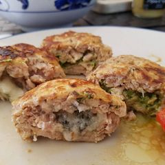 Bring-a-smile chicken burgers with blue cheese or pesto filling 😊 A picture of Bring-a-smile chicken burgers with blue cheese or pesto filling 😊.
