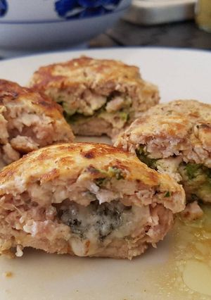 A picture of Bring-a-smile chicken burgers with blue cheese or pesto filling 😊.