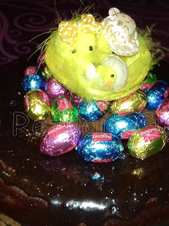 Foto de Ninho da Páscoa com Cobertura de Chocolate e Decorado com Ovos de Chocolate