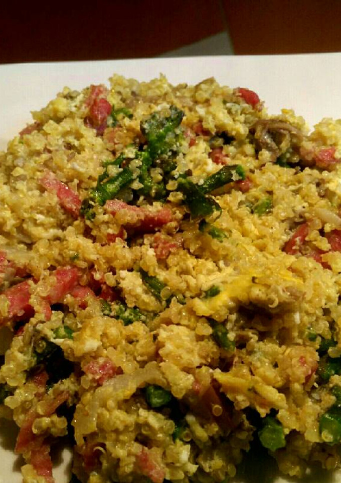 Una foto de Revuelto de trigueros y setas con quinoa y magro ahumado
