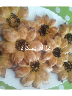 صورة لوصفة خبيزات على شكل زهرة عباد الشمس