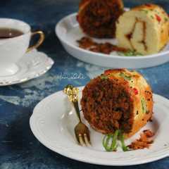 รูปของ Floss roll bread / roti gulung abon
