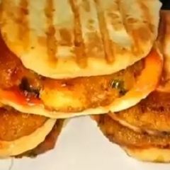 A picture of Kulcha Aloo Patties.